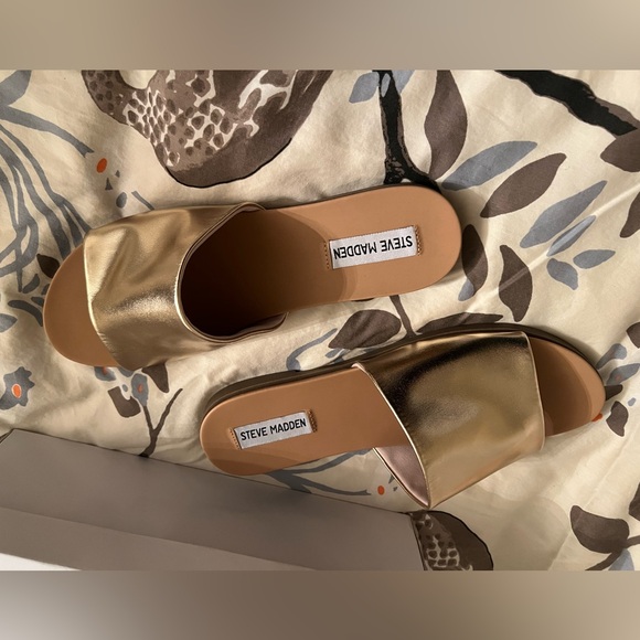 BRAND NEW IN BOX Steve Madden Karolyn Slides Sandals GOLD Metal Size 9 comfy - Picture 6 of 12